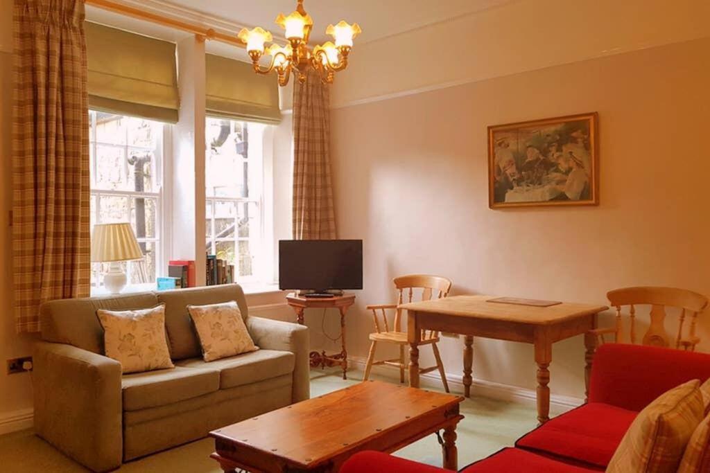 No 6 The Square Tearooms & Accommodation Μπάξτον Εξωτερικό φωτογραφία